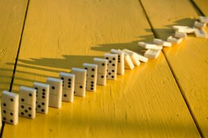 квантові обчислення,квантові комп’ютери,шум у квантових системах,квантові схеми,кубіти,квантові гейти,обмеження квантових комп’ютерів,Nature Physics дослідження,квантова фізика,симуляція квантових систем Шум у квантових схемах: чому складні квантові обчислення працюють простіше, ніж здається